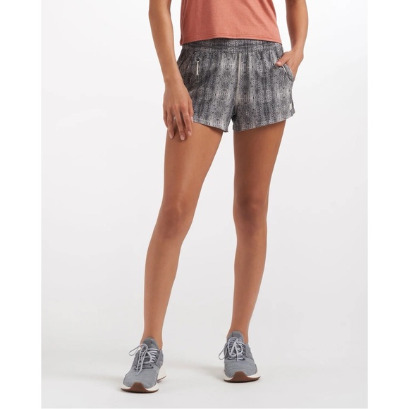 Vuori Pants - Vuori Dash 2.0 Short 3” in Dune Snake